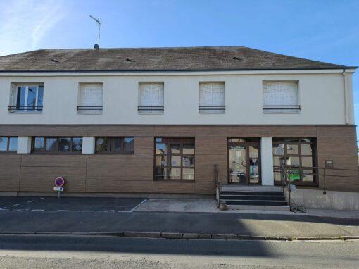 Photo extérieure montrant l'entrée de Saran Conduite