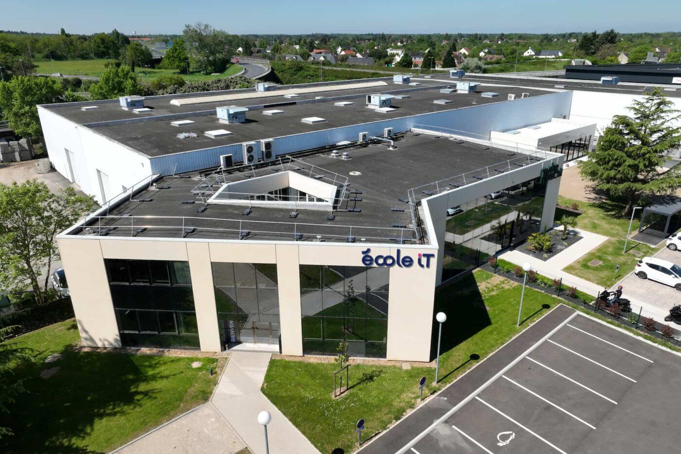Vue aérienne de l'extérieur du bâtiment de l'école informatique École IT