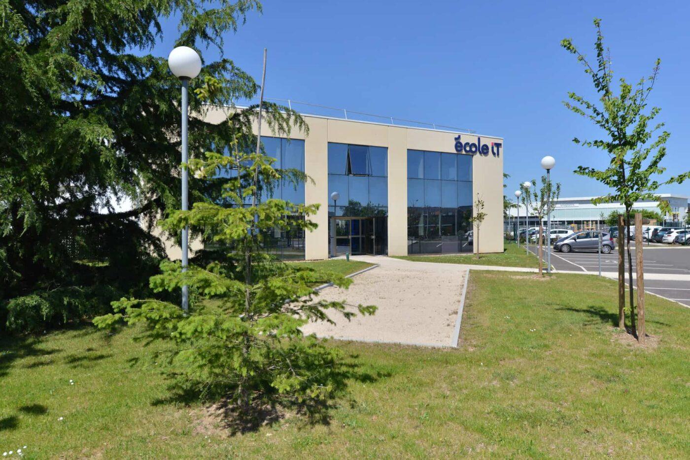 Extérieur du bâtiment de l'école informatique École IT