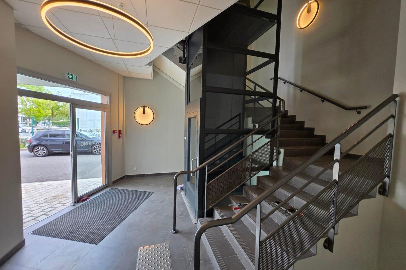 Photo intérieur des escaliers menant à NKL OPHTA