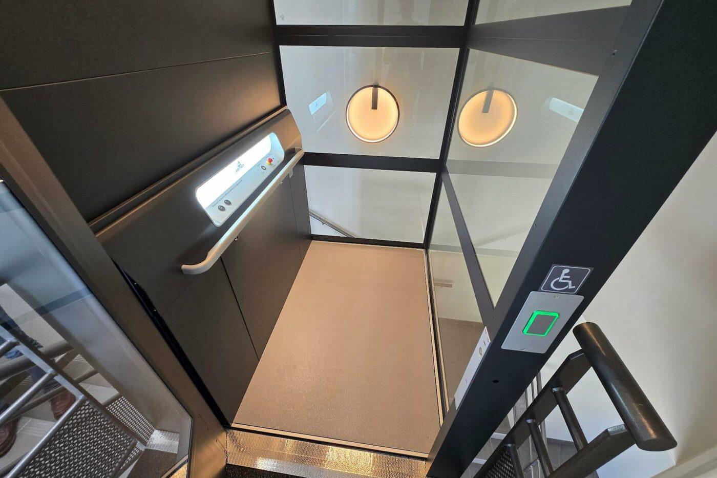 Photo de l'intérieur de l'ascenseur chez NKL OPHTA