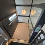 Photo de l'intérieur de l'ascenseur chez NKL OPHTA