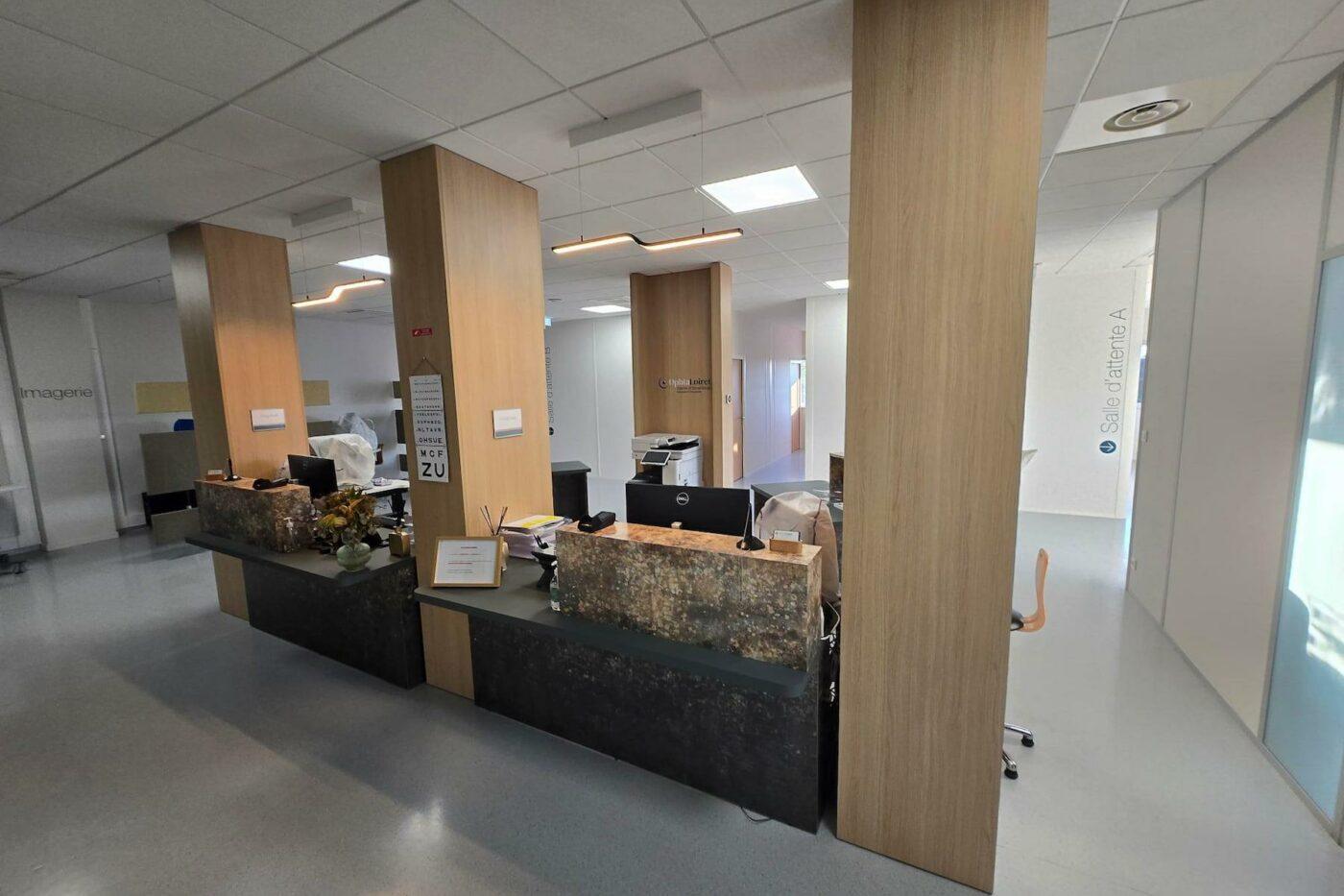 Intérieur du bâtiment NKL OPHTA avec les bureaux à la réception