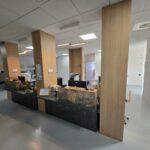 Intérieur du bâtiment NKL OPHTA avec les bureaux à la réception