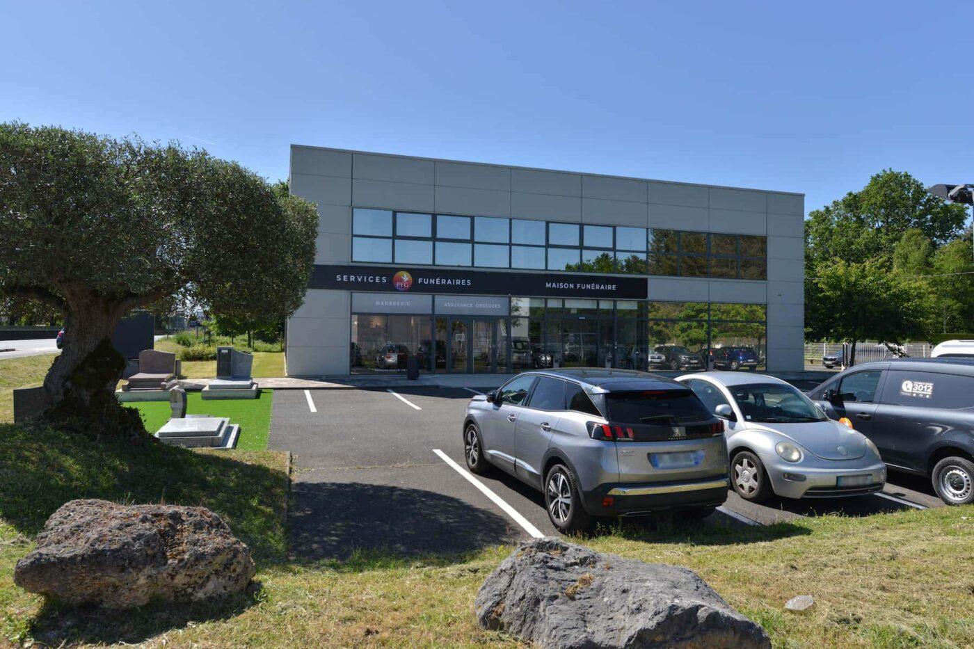 Extérieur de la maison funéraire OGF à Olivet avec parking