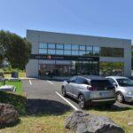 Extérieur de la maison funéraire OGF à Olivet avec parking