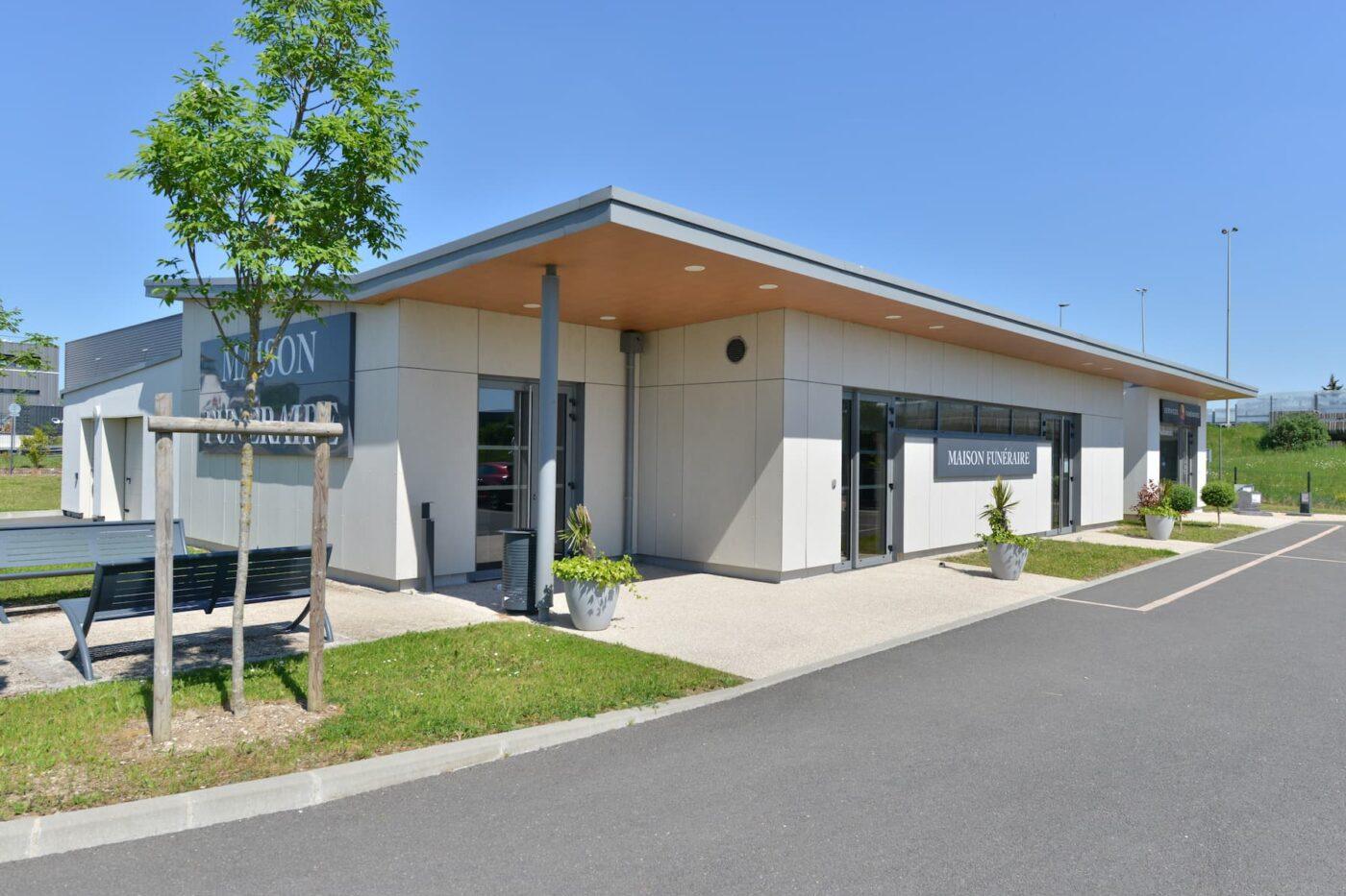 Extérieur de la maison funéraire OGF à Saran