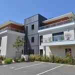 Extérieur de la résidence de l'ECRIN SAINT-MARTIN avec le parking