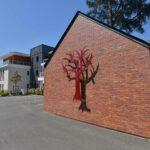 Bâtiment avec une sculpture d'un arbre rouge