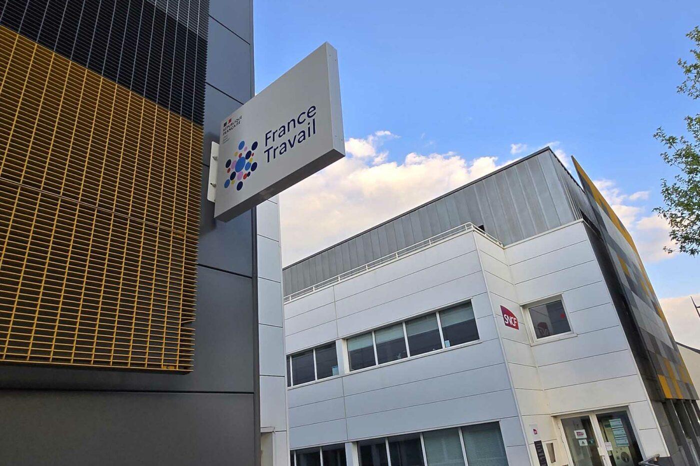 Extérieur des bâtiments de France Travail et de la SNCF