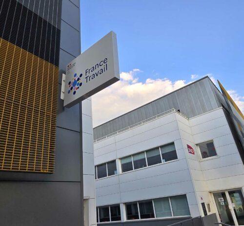 Extérieur des bâtiments de France Travail et de la SNCF
