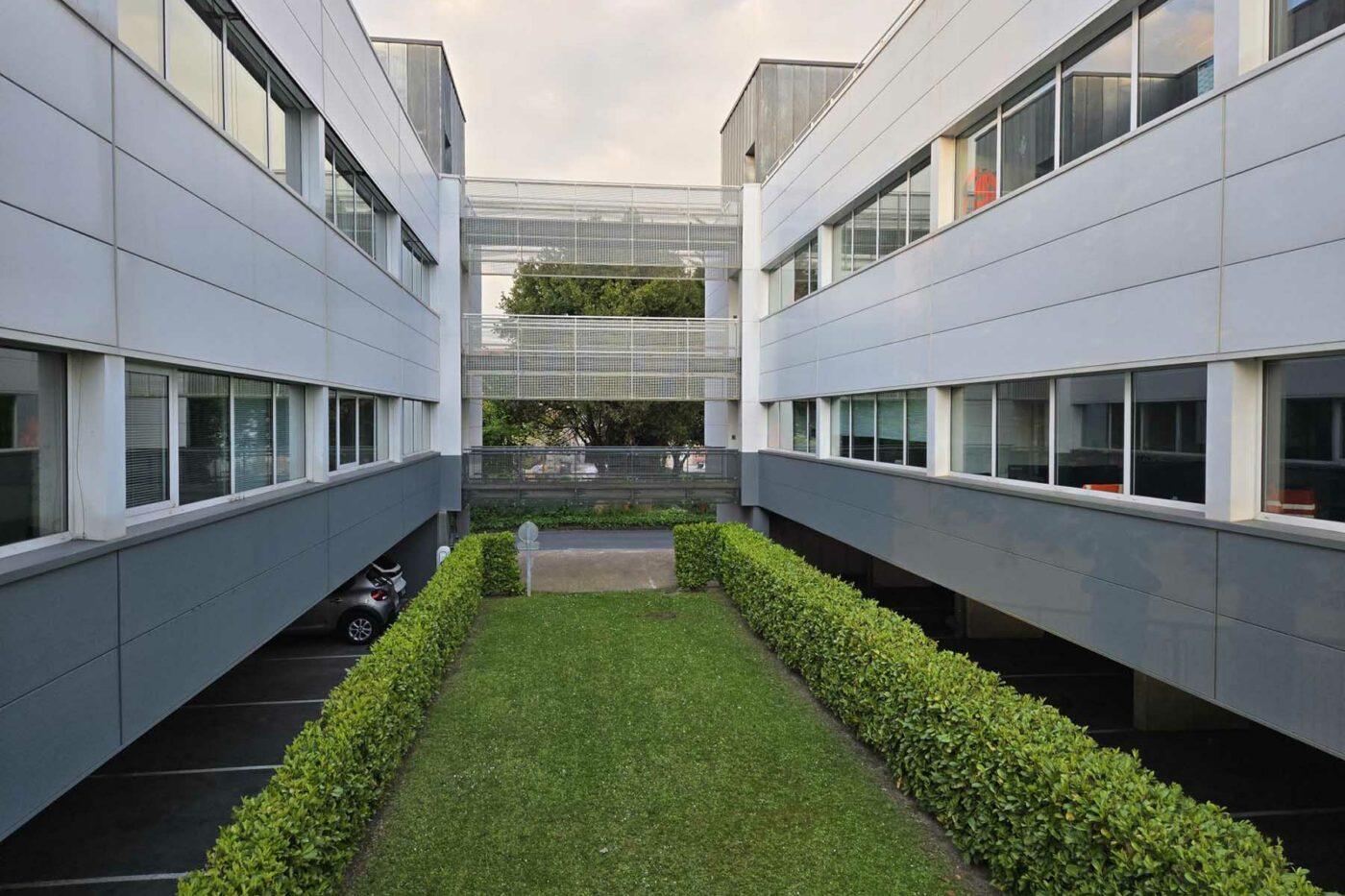 Cour des bâtiments de France Travail et de la SNCF