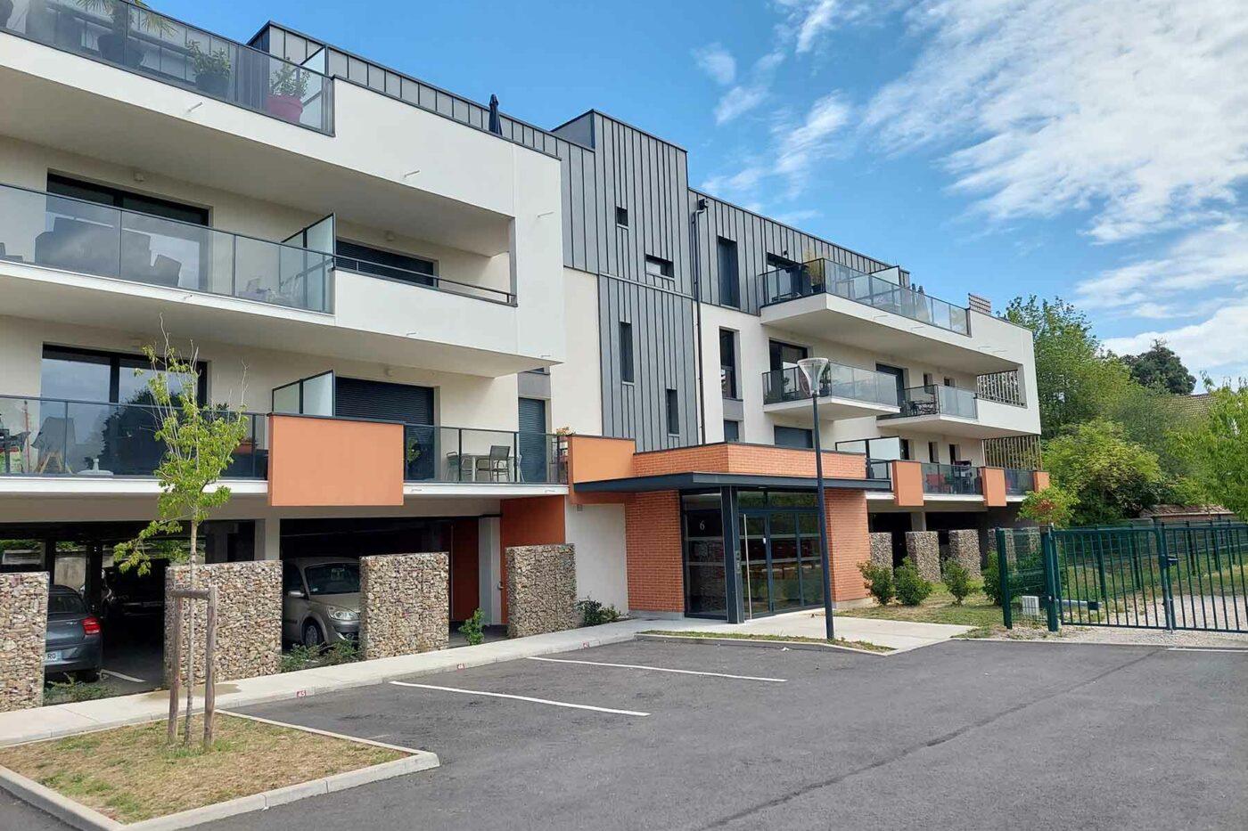 Vue extérieure de la résidence LES PORTES D'OLIVET avec parking