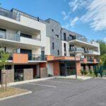 Vue extérieure de la résidence LES PORTES D'OLIVET avec parking