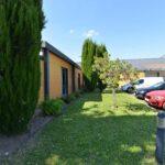 Extérieur du local rue Guignegault avec des voitures garées