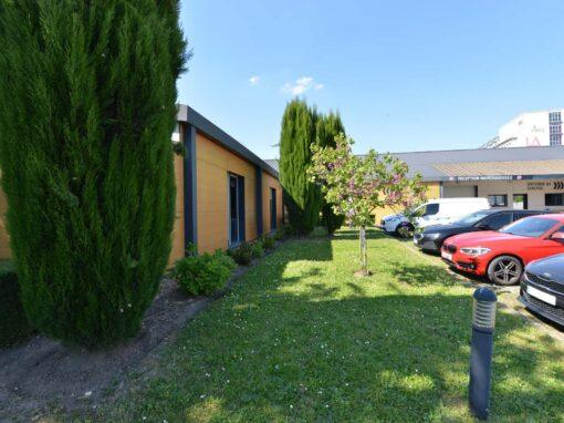 Extérieur du local rue Guignegault avec des voitures garées
