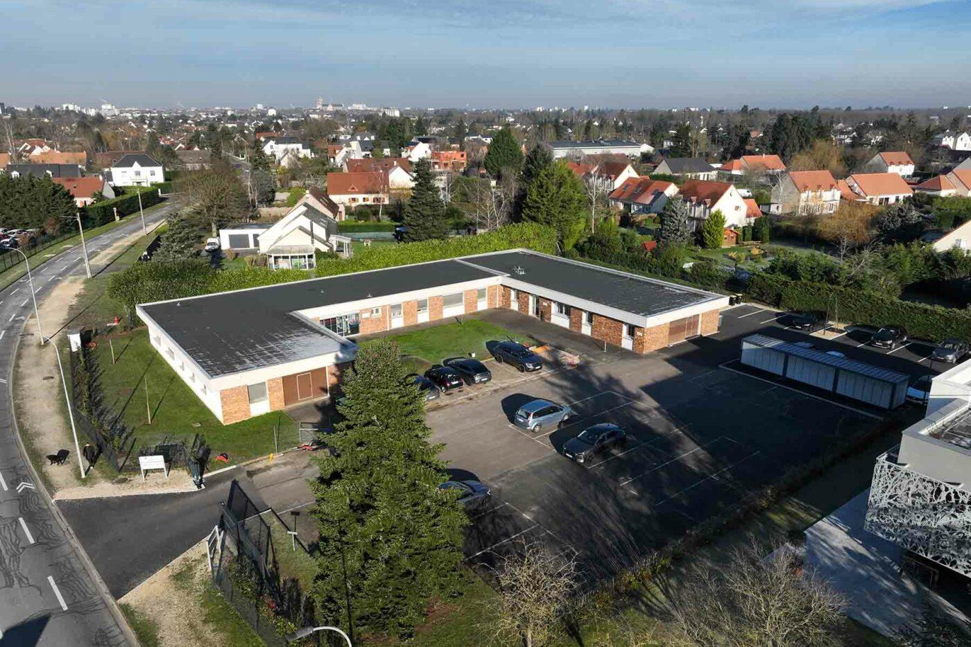 Vue aérienne du bâtiment QUALICONSULT SCHNEIDER avec parking