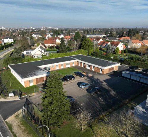 Vue aérienne du bâtiment QUALICONSULT SCHNEIDER avec parking