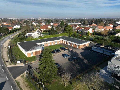 Vue aérienne du bâtiment QUALICONSULT SCHNEIDER avec parking