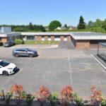 Extérieur du bâtiment QUALICONSULT SCHNEIDER avec parking