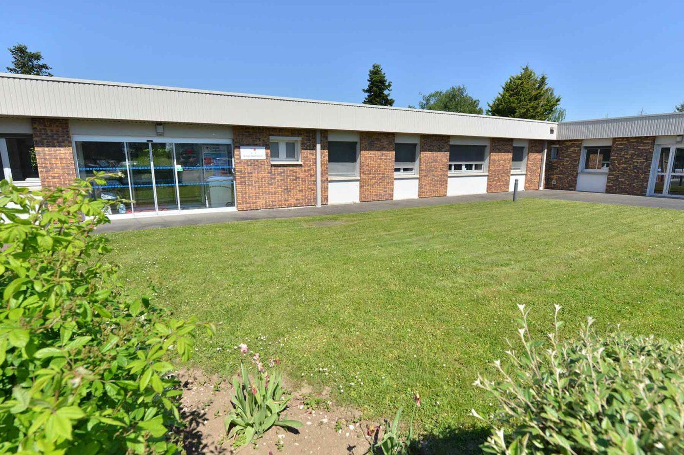 Extérieur du bâtiment QUALICONSULT SCHNEIDER avec la cour