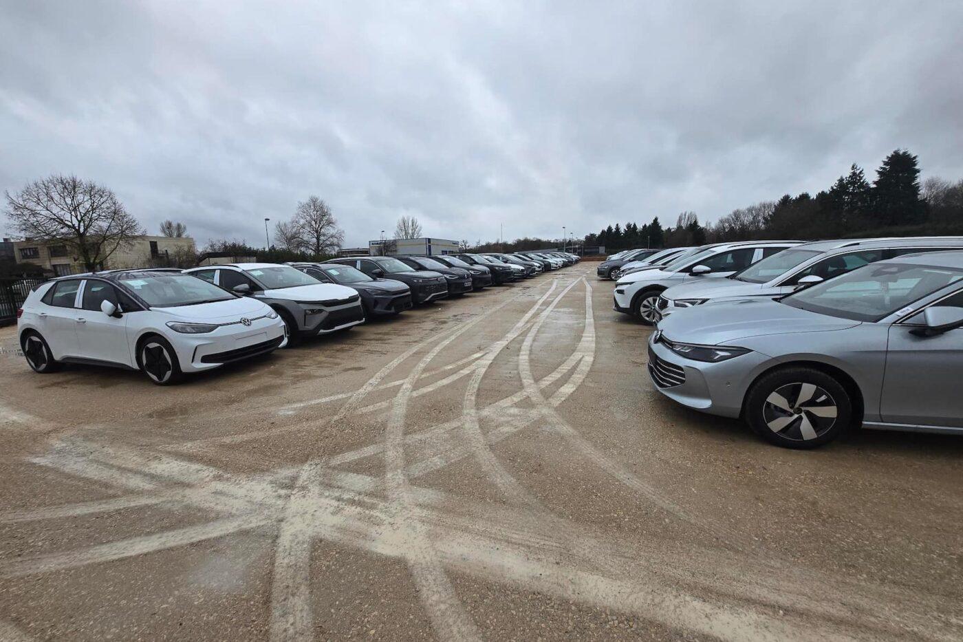 Photo extérieure de BYmyCAR avec les voitures garées sur le terrain