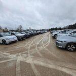 Photo extérieure de BYmyCAR avec les voitures garées sur le terrain