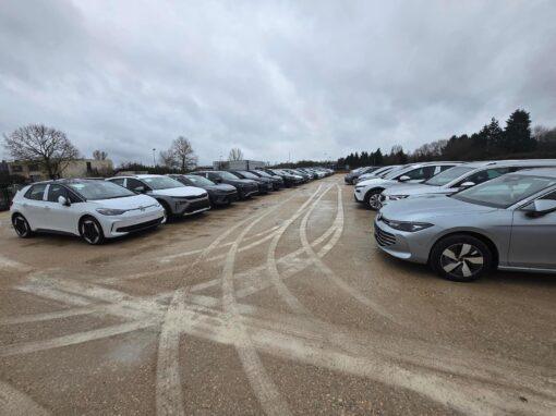Photo extérieure de BYmyCAR avec les voitures garées sur le terrain