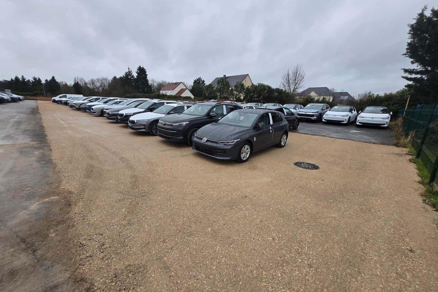 Photo extérieure de BYmyCAR avec les voitures garées sur le terrain
